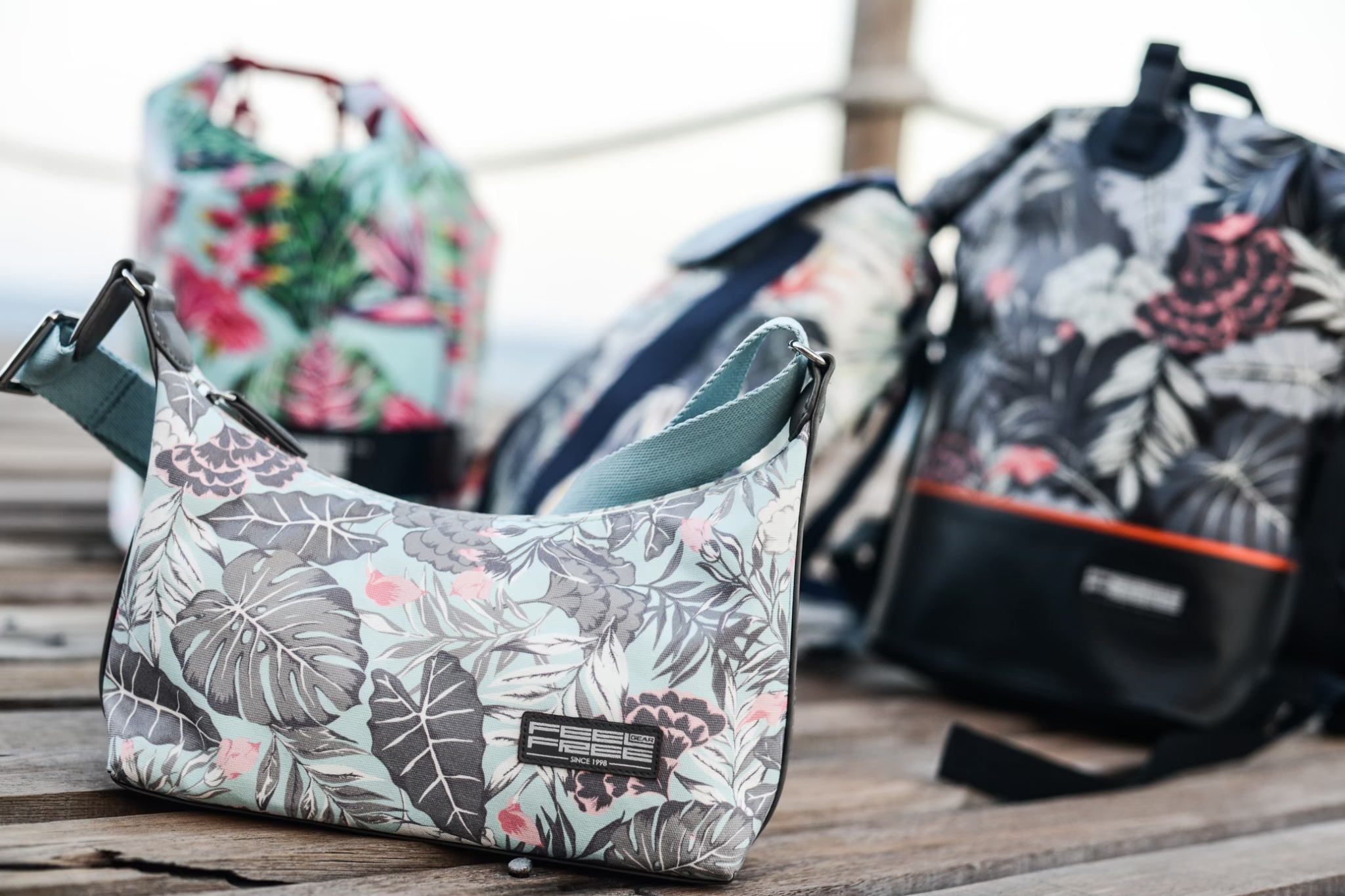กระเป๋าสะพายกันน้ำ FEELFREE TROPICAL MINI HANDBAG สี MIDNIGHT BLACK_1